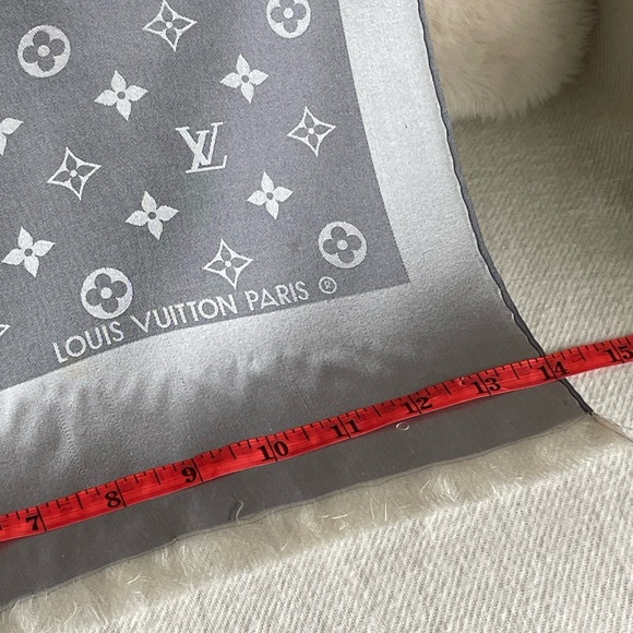 Louis Vuitton Silk Falling Monogram Stole - Picture 13 of 15